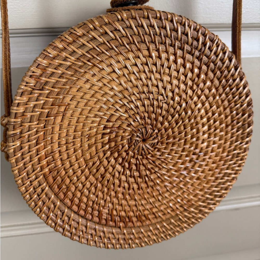 Hand woven rattan. Round, Crossbody Bag, navy palm cloth interior - Picture 3 of 4